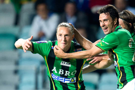 Gais Marcus Översjö gör 2-0 och Daniel Mendes gratulerar