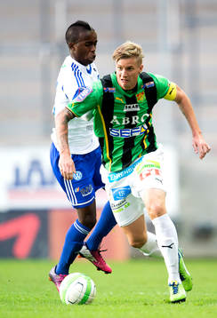 Gais Andreas Drugge går förbi Värnamos Phathizwe Sacolo