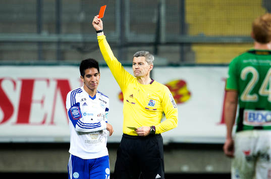 Domare Valdimar Palsson ger Värnamos Alexander Vrebac