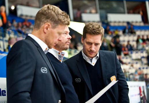 s tränare Sam Hallam tittar på laguppställningen