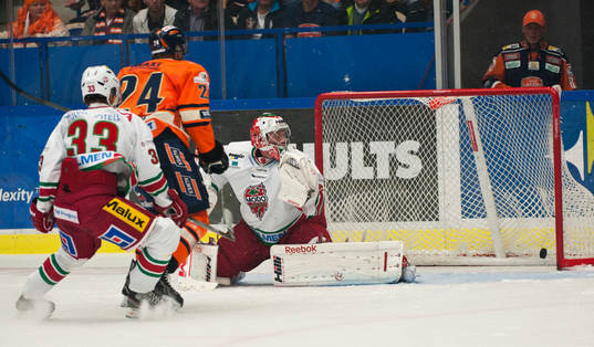 s Lani Lajunen gör 1:1 ishockeymatchen i SHL mellan