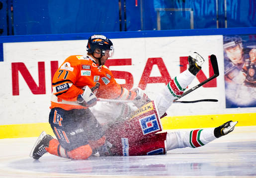 s Tomi Kallio fäller Modo:s Oscar Hedman ishockeymatchen i
