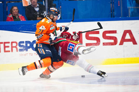 s Tomi Kallio fäller Modo:s Oscar Hedman ishockeymatchen i