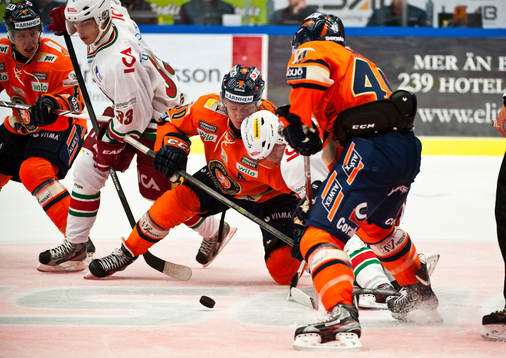 s Dennis Rasmussen trycker undan Modo:s C. Bengtsson