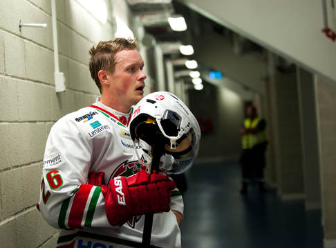 s Samuel Påhlsson väntar på att bli intervjuad i TV