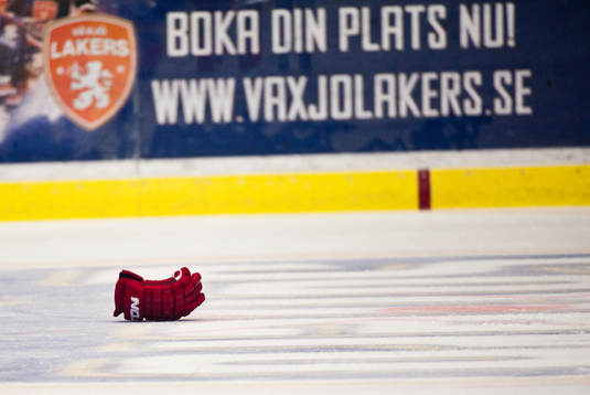 Handske kvar på isen