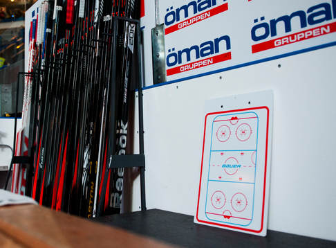 s hemma Vida Arena med hockeyklubbor i sargen strax innan