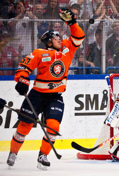 s Eddie Larsson fångar pucken