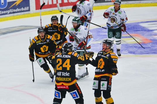 Skellefteås Jonas Frögren och Niclas Burström jublar