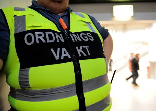 Ordningsvakt innan ishockeymatchen i SHL mellan Luleå och