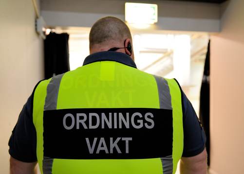 Ordningsvakt innan ishockeymatchen i SHL mellan Luleå och
