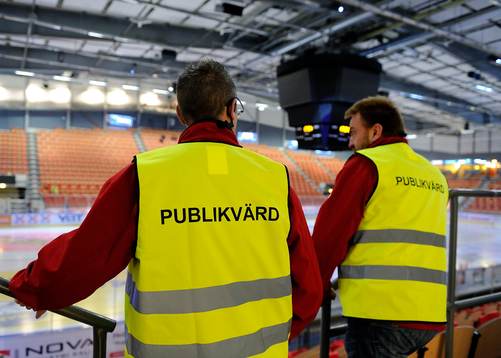 Publikvärdar innan ishockeymatchen i SHL mellan Luleå och