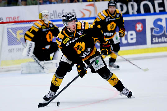 Skellefteås Melker Karlsson med puck