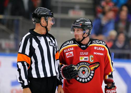 Domare Ulf Rönnmark diskuterar med Luleås Chris Abbott