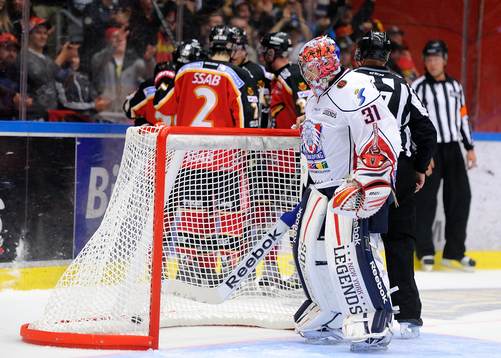 Linköpings målvakt Christian Engstrand får hämtar puck