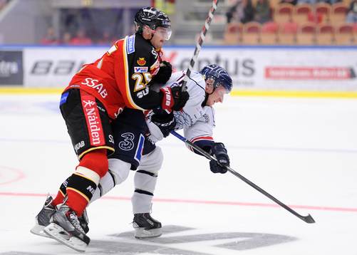 Luleås Anton Hedman tacklar Linköpings Simon Hjalmarsson