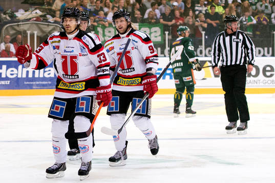 Örebros Robin Dahlstrøm jublar med Daniel Sondell