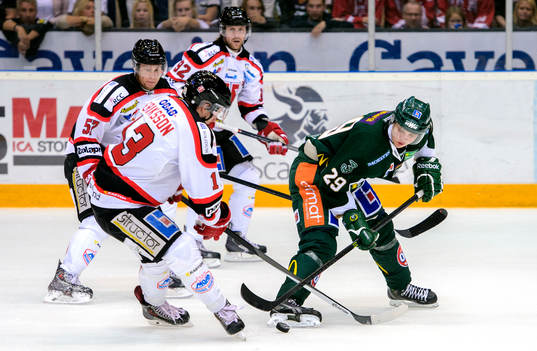 Örebros Anders Eriksson i kamp om pucken med Färjestads