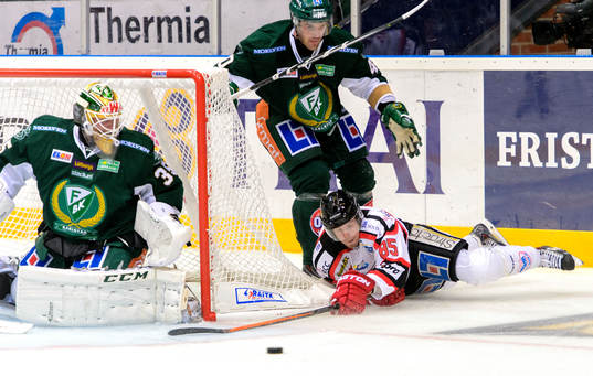 Örebros Kalle Olsson faller när han och Färjestads