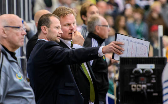 Färjestads assisterande tränare Radek Hamr pratar med