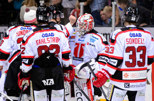 Örebros målvakt Tim Sandberg firar med laget