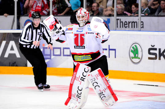Örebros målvakt Tim Sandberg jublar