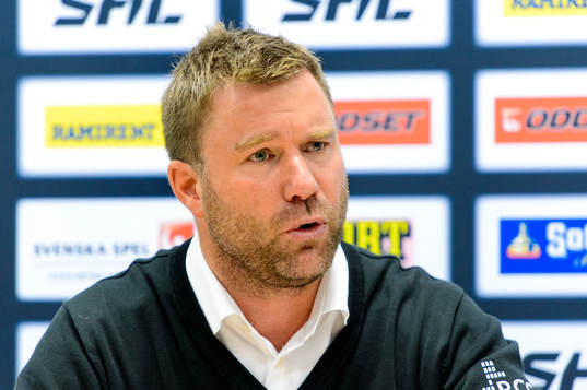 Örebros tränare Patrik Ross pratar på presskonferensen