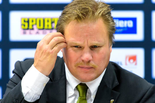 Färjestads tränare Leif Carlsson kliar sig på huvudet