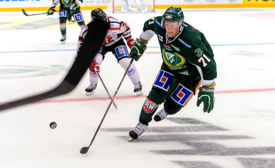 Färjestads Christian Berglund jagar pucken