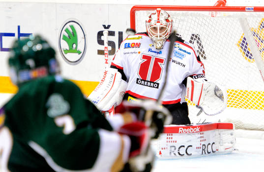Örebros målvakt Tim Sandberg följer pucken med blicken