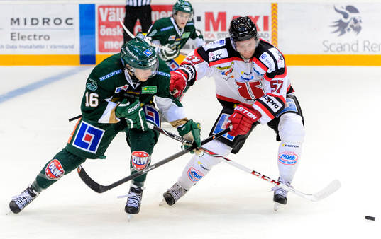 Närkamp mellan Färjestads Joakim Nygård och Örebros