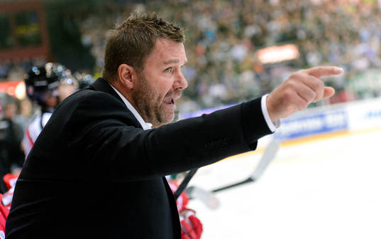 Örebros tränare Patrik Ross pekar ut mot isen