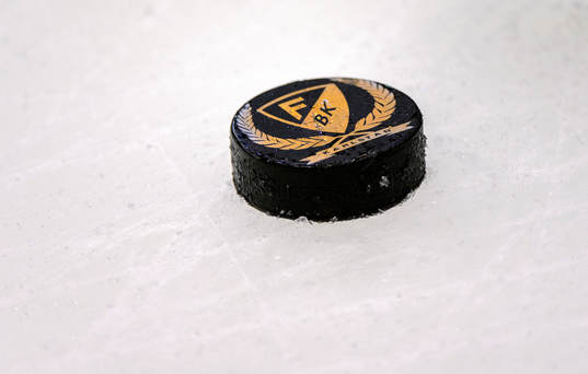 Puck med Färjestads klubbmärke på isen
