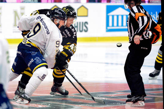 s Jason Krog och AIK:s Oscar Steen tekar