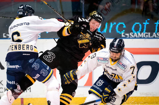 s Oscar Fantenberg tacklar AIK:s Christopher Aspeqvist