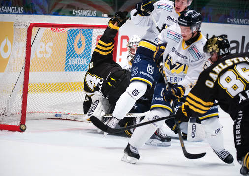 s Mark Hurtubise och Oscar Ahlström oroar framför HV71:s