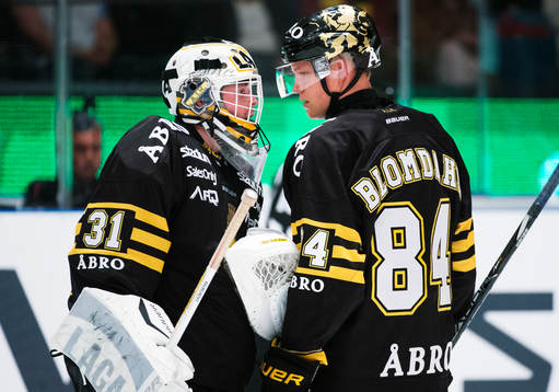 s målvakt Daniel Larsson och Patric Blomdahl pratar med