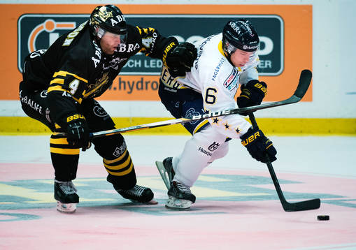 s Fredrik Svensson utmanar HV71:s Oscar Fantenberg