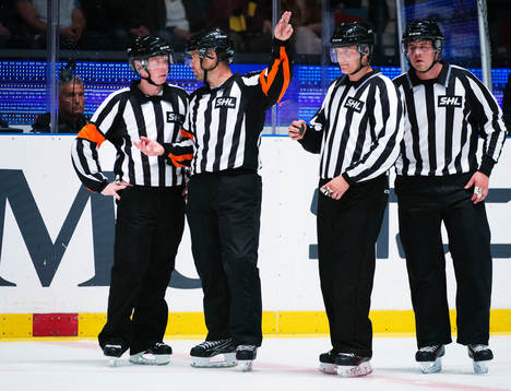 Huvuddomarna Pehr Claesson och Patrik Sjöberg diskuterar