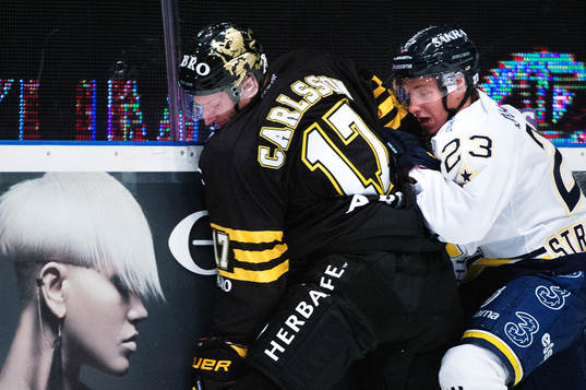 s Fredrik Carlsson och HV71:s Sebastian Strandberg