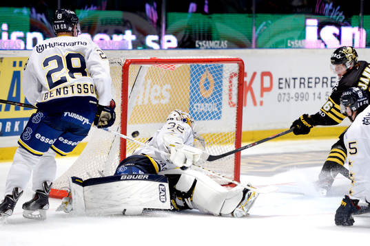 s Mattias Janmark-Nylén gör 4-2 bakom HV71:s målvakt