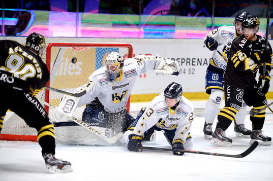 s Christopher Aspeqvist skjuter pucken precis utanför