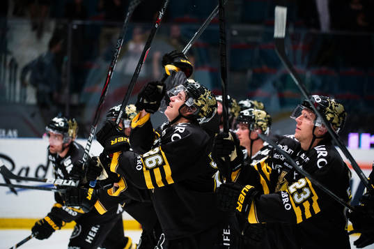 s Mattias Janmark-Nylén och hans lagkamrater tackar