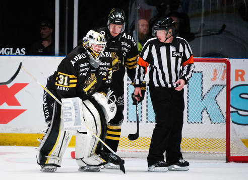 s målvakt Daniel Larsson hjälps av isen