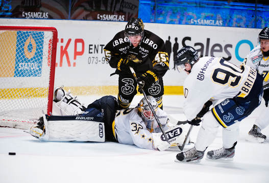 s Oscar Steen dyker över HV71:s målvakt Gustaf Wesslau