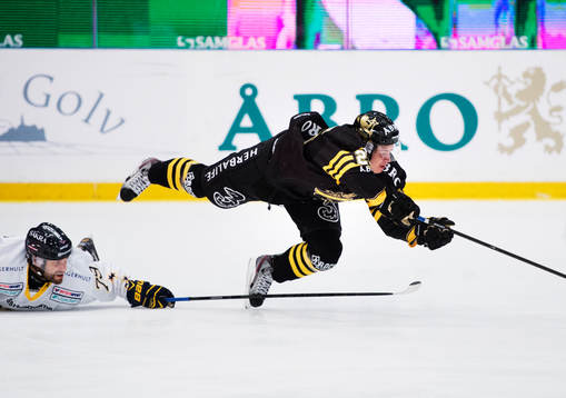 s Johan Lindström fäller AIK:s Mattias Janmark-Nylén