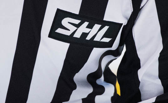 Logotypen för SHL ses på en domares tröja