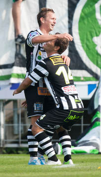 3-målsskytten Fredrik Olsson, Landskrona, grattas av