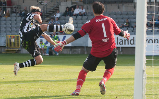 4-1, Fredrik Karlsson, landskrona stöter bollen förbi