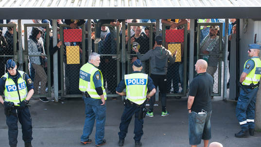 Besvikna Hammarby-supportrar blockerade utgången och ville
